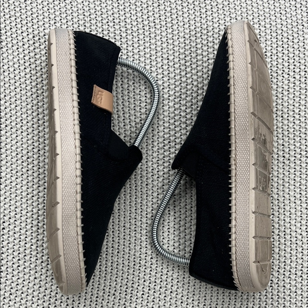 UGG woman’s Black and Tan Casual Slip-Ons - Picture 8 of 12